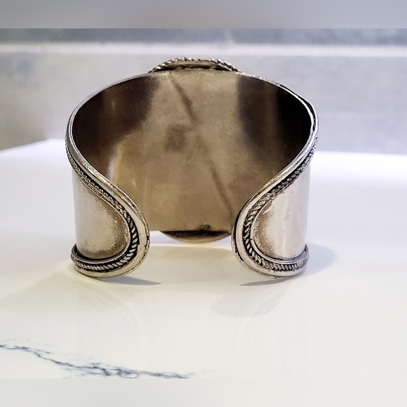 Vintage Silvertone Cuff Bracelet - Picture 6 of 9